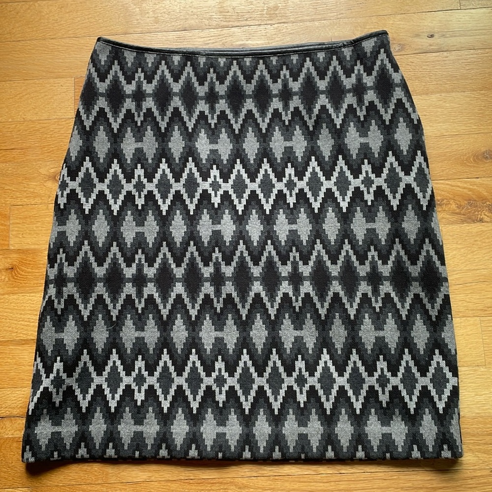 4 for $20 special 
INC Fully Lined Gray/Black Pattern Skirt in Size 8